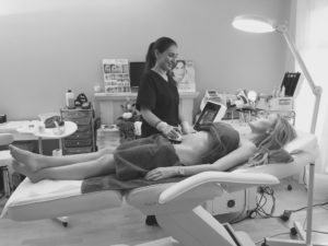 Doctor giving a client 3D lipo treatment